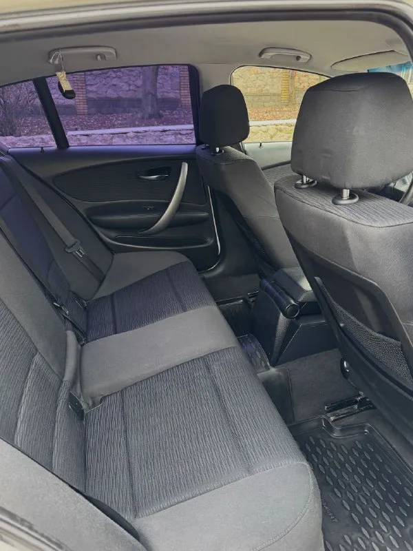 Bmw 1-series 116i e87 2010 год 1.6 бензин / автомат ; задний привод я собственник авто. из последнего по машине, поставил новый аккумулятор 100ah, новая зимняя резина “triangle” 225/45/r17. по электрике решил все вопросы(кодировка блока frm), теперь работает все, без проблем и нюансов. стоит новый мотор, контрактный, в птс вписан! атмосферный n45b16, на 115 л. с. на данное время на моторе 43 тыс. пробега. шепчет и работает очень тихо и ровно, как на новом автомобиле. тех. обслуживание было 3 тыс. км назад. (замена колодок, тормозной жидкости, новые ремни) сейчас дополнительно перед продажей поменял масло в двигателе, фильтра. коробка автомат без пинков и проблем. кондиционер. машина сел поехал и наслаждайся ей, вложений не требует, в полном исправном техническом состоянии. опрятный салон, стоит доп. музыка. в обслуживание бюджетный автомобиль, как форд фокус 2. два ключа родных! я собственник авто, оформлена на меня, 180 регион. цена: 820 000₽ торг осмотр: г. донецк 📲 +79490947391 - фотография - 10