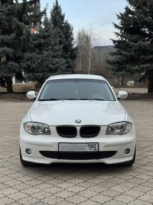 Bmw 1-series 116i e87 2010 год 1.6 бензин / автомат ; задний привод я собственник авто. из последнего по машине, поставил новый аккумулятор 100ah, новая зимняя резина “triangle” 225/45/r17. по электрике решил все вопросы(кодировка блока frm), теперь работает все, без проблем и нюансов. стоит новый мотор, контрактный, в птс вписан! атмосферный n45b16, на 115 л. с. на данное время на моторе 43 тыс. пробега. шепчет и работает очень тихо и ровно, как на новом автомобиле. тех. обслуживание было 3 тыс. км назад. (замена колодок, тормозной жидкости, новые ремни) сейчас дополнительно перед продажей поменял масло в двигателе, фильтра. коробка автомат без пинков и проблем. кондиционер. машина сел поехал и наслаждайся ей, вложений не требует, в полном исправном техническом состоянии. опрятный салон, стоит доп. музыка. в обслуживание бюджетный автомобиль, как форд фокус 2. два ключа родных! я собственник авто, оформлена на меня, 180 регион. цена: 820 000₽ торг осмотр: г. донецк 📲 +79490947391 - фотография - 2