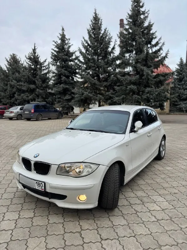Bmw 1-series 116i e87 2010 год 1.6 бензин / автомат ; задний привод я собственник авто. из последнего по машине, поставил новый аккумулятор 100ah, новая зимняя резина “triangle” 225/45/r17. по электрике решил все вопросы(кодировка блока frm), теперь работает все, без проблем и нюансов. стоит новый мотор, контрактный, в птс вписан! атмосферный n45b16, на 115 л. с. на данное время на моторе 43 тыс. пробега. шепчет и работает очень тихо и ровно, как на новом автомобиле. тех. обслуживание было 3 тыс. км назад. (замена колодок, тормозной жидкости, новые ремни) сейчас дополнительно перед продажей поменял масло в двигателе, фильтра. коробка автомат без пинков и проблем. кондиционер. машина сел поехал и наслаждайся ей, вложений не требует, в полном исправном техническом состоянии. опрятный салон, стоит доп. музыка. в обслуживание бюджетный автомобиль, как форд фокус 2. два ключа родных! я собственник авто, оформлена на меня, 180 регион. цена: 820 000₽ торг осмотр: г. донецк 📲 +79490947391 - фотография - 3