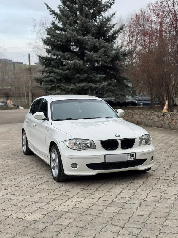 Bmw 1-series 116i e87 2010 год 1.6 бензин / автомат ; задний привод я собственник авто. из последнего по машине, поставил новый аккумулятор 100ah, новая зимняя резина “triangle” 225/45/r17. по электрике решил все вопросы(кодировка блока frm), теперь работает все, без проблем и нюансов. стоит новый мотор, контрактный, в птс вписан! атмосферный n45b16, на 115 л. с. на данное время на моторе 43 тыс. пробега. шепчет и работает очень тихо и ровно, как на новом автомобиле. тех. обслуживание было 3 тыс. км назад. (замена колодок, тормозной жидкости, новые ремни) сейчас дополнительно перед продажей поменял масло в двигателе, фильтра. коробка автомат без пинков и проблем. кондиционер. машина сел поехал и наслаждайся ей, вложений не требует, в полном исправном техническом состоянии. опрятный салон, стоит доп. музыка. в обслуживание бюджетный автомобиль, как форд фокус 2. два ключа родных! я собственник авто, оформлена на меня, 180 регион. цена: 820 000₽ торг осмотр: г. донецк 📲 +79490947391 - фотография - 4