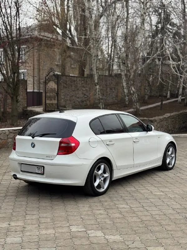 Bmw 1-series 116i e87 2010 год 1.6 бензин / автомат ; задний привод я собственник авто. из последнего по машине, поставил новый аккумулятор 100ah, новая зимняя резина “triangle” 225/45/r17. по электрике решил все вопросы(кодировка блока frm), теперь работает все, без проблем и нюансов. стоит новый мотор, контрактный, в птс вписан! атмосферный n45b16, на 115 л. с. на данное время на моторе 43 тыс. пробега. шепчет и работает очень тихо и ровно, как на новом автомобиле. тех. обслуживание было 3 тыс. км назад. (замена колодок, тормозной жидкости, новые ремни) сейчас дополнительно перед продажей поменял масло в двигателе, фильтра. коробка автомат без пинков и проблем. кондиционер. машина сел поехал и наслаждайся ей, вложений не требует, в полном исправном техническом состоянии. опрятный салон, стоит доп. музыка. в обслуживание бюджетный автомобиль, как форд фокус 2. два ключа родных! я собственник авто, оформлена на меня, 180 регион. цена: 820 000₽ торг осмотр: г. донецк 📲 +79490947391 - фотография - 5