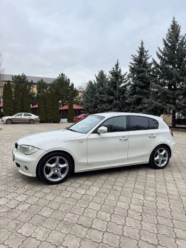 Bmw 1-series 116i e87 2010 год 1.6 бензин / автомат ; задний привод я собственник авто. из последнего по машине, поставил новый аккумулятор 100ah, новая зимняя резина “triangle” 225/45/r17. по электрике решил все вопросы(кодировка блока frm), теперь работает все, без проблем и нюансов. стоит новый мотор, контрактный, в птс вписан! атмосферный n45b16, на 115 л. с. на данное время на моторе 43 тыс. пробега. шепчет и работает очень тихо и ровно, как на новом автомобиле. тех. обслуживание было 3 тыс. км назад. (замена колодок, тормозной жидкости, новые ремни) сейчас дополнительно перед продажей поменял масло в двигателе, фильтра. коробка автомат без пинков и проблем. кондиционер. машина сел поехал и наслаждайся ей, вложений не требует, в полном исправном техническом состоянии. опрятный салон, стоит доп. музыка. в обслуживание бюджетный автомобиль, как форд фокус 2. два ключа родных! я собственник авто, оформлена на меня, 180 регион. цена: 820 000₽ торг осмотр: г. донецк 📲 +79490947391 - фотография - 6