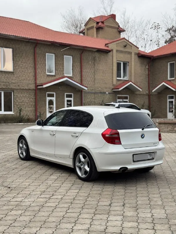 Bmw 1-series 116i e87 2010 год 1.6 бензин / автомат ; задний привод я собственник авто. из последнего по машине, поставил новый аккумулятор 100ah, новая зимняя резина “triangle” 225/45/r17. по электрике решил все вопросы(кодировка блока frm), теперь работает все, без проблем и нюансов. стоит новый мотор, контрактный, в птс вписан! атмосферный n45b16, на 115 л. с. на данное время на моторе 43 тыс. пробега. шепчет и работает очень тихо и ровно, как на новом автомобиле. тех. обслуживание было 3 тыс. км назад. (замена колодок, тормозной жидкости, новые ремни) сейчас дополнительно перед продажей поменял масло в двигателе, фильтра. коробка автомат без пинков и проблем. кондиционер. машина сел поехал и наслаждайся ей, вложений не требует, в полном исправном техническом состоянии. опрятный салон, стоит доп. музыка. в обслуживание бюджетный автомобиль, как форд фокус 2. два ключа родных! я собственник авто, оформлена на меня, 180 регион. цена: 820 000₽ торг осмотр: г. донецк 📲 +79490947391 - фотография - 7