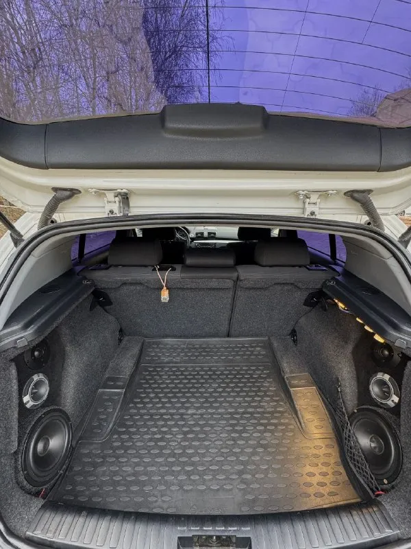 Bmw 1-series 116i e87 2010 год 1.6 бензин / автомат ; задний привод я собственник авто. из последнего по машине, поставил новый аккумулятор 100ah, новая зимняя резина “triangle” 225/45/r17. по электрике решил все вопросы(кодировка блока frm), теперь работает все, без проблем и нюансов. стоит новый мотор, контрактный, в птс вписан! атмосферный n45b16, на 115 л. с. на данное время на моторе 43 тыс. пробега. шепчет и работает очень тихо и ровно, как на новом автомобиле. тех. обслуживание было 3 тыс. км назад. (замена колодок, тормозной жидкости, новые ремни) сейчас дополнительно перед продажей поменял масло в двигателе, фильтра. коробка автомат без пинков и проблем. кондиционер. машина сел поехал и наслаждайся ей, вложений не требует, в полном исправном техническом состоянии. опрятный салон, стоит доп. музыка. в обслуживание бюджетный автомобиль, как форд фокус 2. два ключа родных! я собственник авто, оформлена на меня, 180 регион. цена: 820 000₽ торг осмотр: г. донецк 📲 +79490947391 - фотография - 8