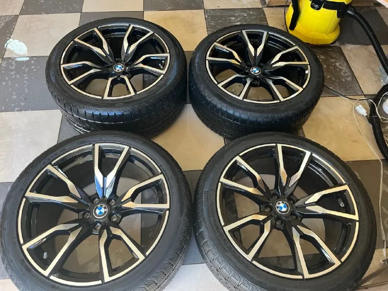 В продаже оригинальные диски с резиной r20 5x112 bmw g05 g06 комплект в идеальном состоянии, без царапин, бордюрок, ремонтов. резина практически без износа установлены датчики давления шин комплект готов к установке на ваш авто! цена 95.000р осмотр макеевка звоните с 08:00 до 18:00 🕕 +7 (949) 325-27-36 максим 📞 🇷🇺 звоните: +79493252736 - фотография - 2