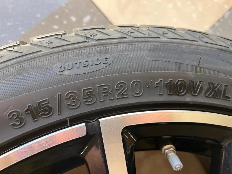 В продаже оригинальные диски с резиной r20 5x112 bmw g05 g06 комплект в идеальном состоянии, без царапин, бордюрок, ремонтов. резина практически без износа установлены датчики давления шин комплект готов к установке на ваш авто! цена 95.000р осмотр макеевка звоните с 08:00 до 18:00 🕕 +7 (949) 325-27-36 максим 📞 🇷🇺 звоните: +79493252736 - фотография - 5