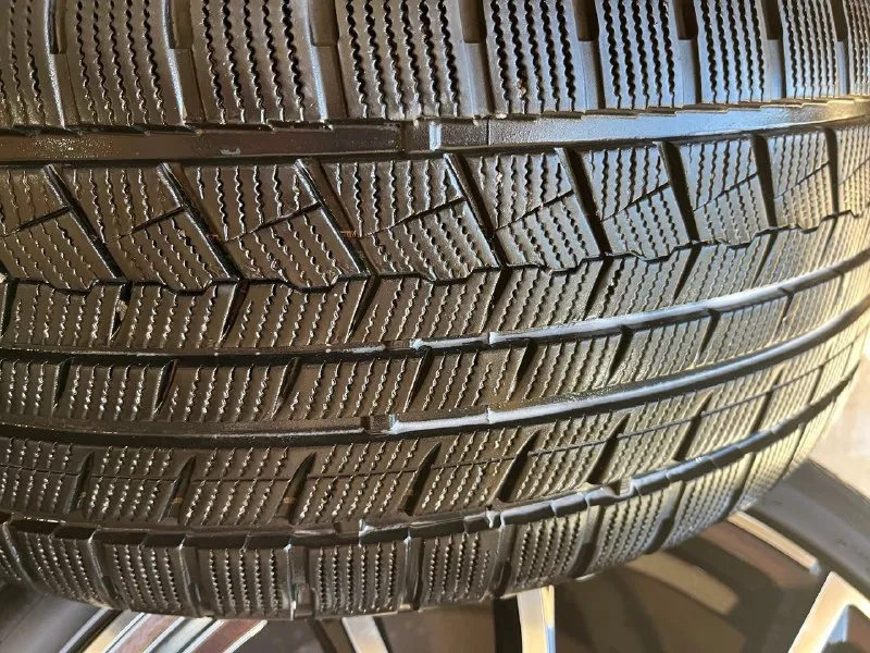 В продаже оригинальные диски с резиной r20 5x112 bmw g05 g06 комплект в идеальном состоянии, без царапин, бордюрок, ремонтов. резина практически без износа установлены датчики давления шин комплект готов к установке на ваш авто! цена 95.000р осмотр макеевка звоните с 08:00 до 18:00 🕕 +7 (949) 325-27-36 максим 📞 🇷🇺 звоните: +79493252736 - фотография - 8