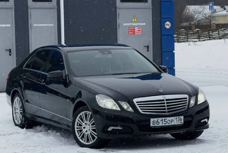 В продаже mercedes benz e-class w212, 3.5 л v6, самая надёжная модификация двс, он же (м276) атмосферник на полном приводе (4wd) в очень достойном состоянии, прозрачная история, . два собственника за весь период, оригинальный птс. остекление завод включая лобовое. окрас лишь одного элемента вторичным слоем. обслужен и ухожен, салон приближенный к новому. жирная комплектация, всевозможные датчики, память и электропривод передних сидений, подогрев 4-х сидений, биксенон и омыватели фар, навигация, электрорегулировка руля. , парктроники в круг и прочие навороты. минимальные торги на месте. контакты : +7 (949) 363-52-68 (есть «telegram») цена : 1,4 млн рублей. обмен не рассматриваю. территориально находится в г макеевка (центр) - фотография - 2