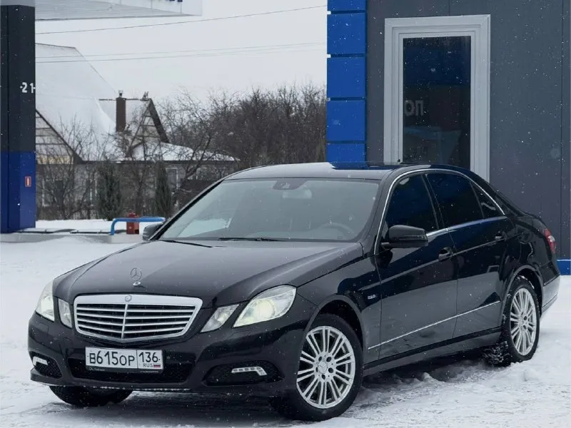 В продаже mercedes benz e-class w212, 3.5 л v6, самая надёжная модификация двс, он же (м276) атмосферник на полном приводе (4wd) в очень достойном состоянии, прозрачная история, . два собственника за весь период, оригинальный птс. остекление завод включая лобовое. окрас лишь одного элемента вторичным слоем. обслужен и ухожен, салон приближенный к новому. жирная комплектация, всевозможные датчики, память и электропривод передних сидений, подогрев 4-х сидений, биксенон и омыватели фар, навигация, электрорегулировка руля. , парктроники в круг и прочие навороты. минимальные торги на месте. контакты : +7 (949) 363-52-68 (есть «telegram») цена : 1,4 млн рублей. обмен не рассматриваю. территориально находится в г макеевка (центр) - фотография - 3