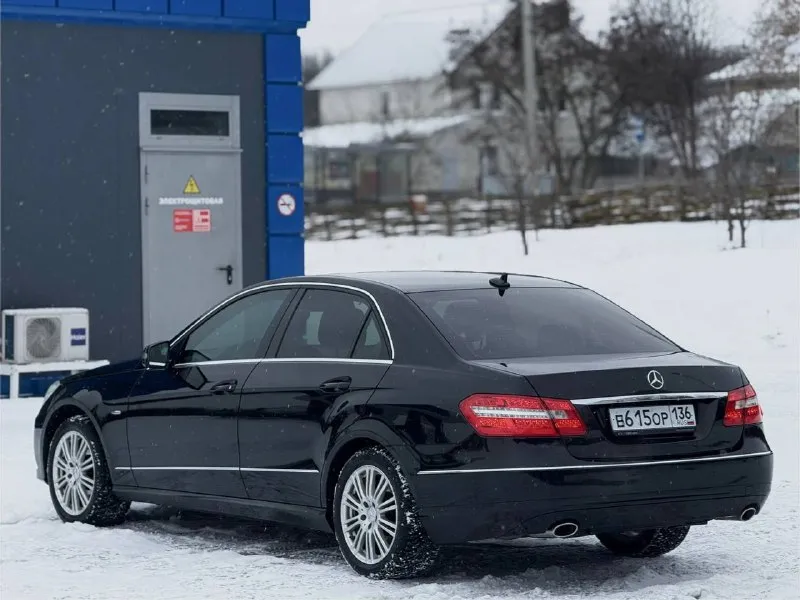 В продаже mercedes benz e-class w212, 3.5 л v6, самая надёжная модификация двс, он же (м276) атмосферник на полном приводе (4wd) в очень достойном состоянии, прозрачная история, . два собственника за весь период, оригинальный птс. остекление завод включая лобовое. окрас лишь одного элемента вторичным слоем. обслужен и ухожен, салон приближенный к новому. жирная комплектация, всевозможные датчики, память и электропривод передних сидений, подогрев 4-х сидений, биксенон и омыватели фар, навигация, электрорегулировка руля. , парктроники в круг и прочие навороты. минимальные торги на месте. контакты : +7 (949) 363-52-68 (есть «telegram») цена : 1,4 млн рублей. обмен не рассматриваю. территориально находится в г макеевка (центр) - фотография - 5