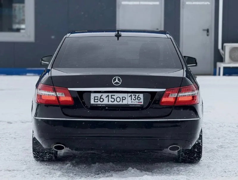 В продаже mercedes benz e-class w212, 3.5 л v6, самая надёжная модификация двс, он же (м276) атмосферник на полном приводе (4wd) в очень достойном состоянии, прозрачная история, . два собственника за весь период, оригинальный птс. остекление завод включая лобовое. окрас лишь одного элемента вторичным слоем. обслужен и ухожен, салон приближенный к новому. жирная комплектация, всевозможные датчики, память и электропривод передних сидений, подогрев 4-х сидений, биксенон и омыватели фар, навигация, электрорегулировка руля. , парктроники в круг и прочие навороты. минимальные торги на месте. контакты : +7 (949) 363-52-68 (есть «telegram») цена : 1,4 млн рублей. обмен не рассматриваю. территориально находится в г макеевка (центр) - фотография - 6