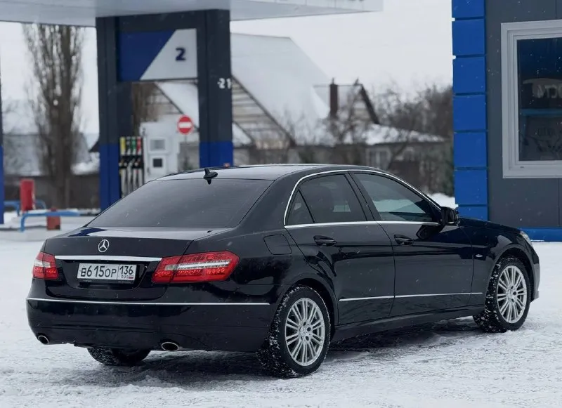 В продаже mercedes benz e-class w212, 3.5 л v6, самая надёжная модификация двс, он же (м276) атмосферник на полном приводе (4wd) в очень достойном состоянии, прозрачная история, . два собственника за весь период, оригинальный птс. остекление завод включая лобовое. окрас лишь одного элемента вторичным слоем. обслужен и ухожен, салон приближенный к новому. жирная комплектация, всевозможные датчики, память и электропривод передних сидений, подогрев 4-х сидений, биксенон и омыватели фар, навигация, электрорегулировка руля. , парктроники в круг и прочие навороты. минимальные торги на месте. контакты : +7 (949) 363-52-68 (есть «telegram») цена : 1,4 млн рублей. обмен не рассматриваю. территориально находится в г макеевка (центр) - фотография - 7