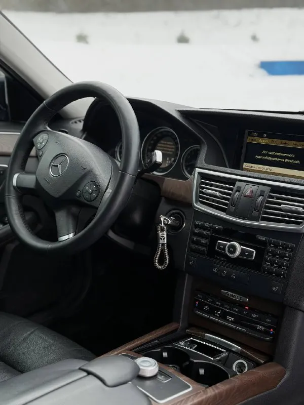 В продаже mercedes benz e-class w212, 3.5 л v6, самая надёжная модификация двс, он же (м276) атмосферник на полном приводе (4wd) в очень достойном состоянии, прозрачная история, . два собственника за весь период, оригинальный птс. остекление завод включая лобовое. окрас лишь одного элемента вторичным слоем. обслужен и ухожен, салон приближенный к новому. жирная комплектация, всевозможные датчики, память и электропривод передних сидений, подогрев 4-х сидений, биксенон и омыватели фар, навигация, электрорегулировка руля. , парктроники в круг и прочие навороты. минимальные торги на месте. контакты : +7 (949) 363-52-68 (есть «telegram») цена : 1,4 млн рублей. обмен не рассматриваю. территориально находится в г макеевка (центр) - фотография - 9