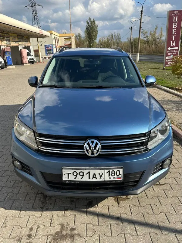 Срочно продам volkswagen tiguan, 2012 г. , 1.4л tsi. пробег: 243 000 км. акп dsg, работает плавно, без пинков. мотор работает ровно, обслуживался регулярно. автомобиль в хорошем состоянии. ходовая полностью обслужена, ничего не стучит, колодки/тормозные диски поменяны в круг. салон чистый, ухоженный. автотека зеленая!! комплектация: электро-регулировка зеркал с подогревом и складыванием, мультируль, датчик света/дождя, двузонный климат контроль, подогревы сидений, auto-hold, электроручник, задние парктроники, abs, esp, омыватель фар. плюсом второй комплект резины. владею три года и оформлена на меня! цена: 1 200 000 руб. осмотр г. горловка телефон: +7 949 313-13-32 - фотография - 2