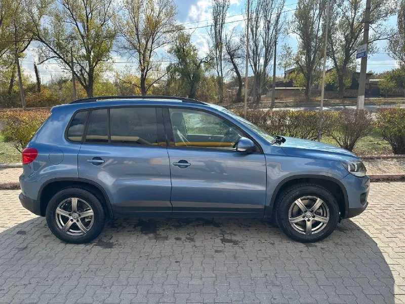 Срочно продам volkswagen tiguan, 2012 г. , 1.4л tsi. пробег: 243 000 км. акп dsg, работает плавно, без пинков. мотор работает ровно, обслуживался регулярно. автомобиль в хорошем состоянии. ходовая полностью обслужена, ничего не стучит, колодки/тормозные диски поменяны в круг. салон чистый, ухоженный. автотека зеленая!! комплектация: электро-регулировка зеркал с подогревом и складыванием, мультируль, датчик света/дождя, двузонный климат контроль, подогревы сидений, auto-hold, электроручник, задние парктроники, abs, esp, омыватель фар. плюсом второй комплект резины. владею три года и оформлена на меня! цена: 1 200 000 руб. осмотр г. горловка телефон: +7 949 313-13-32 - фотография - 4