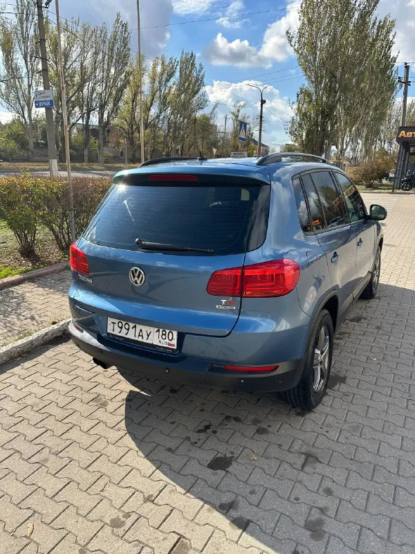 Срочно продам volkswagen tiguan, 2012 г. , 1.4л tsi. пробег: 243 000 км. акп dsg, работает плавно, без пинков. мотор работает ровно, обслуживался регулярно. автомобиль в хорошем состоянии. ходовая полностью обслужена, ничего не стучит, колодки/тормозные диски поменяны в круг. салон чистый, ухоженный. автотека зеленая!! комплектация: электро-регулировка зеркал с подогревом и складыванием, мультируль, датчик света/дождя, двузонный климат контроль, подогревы сидений, auto-hold, электроручник, задние парктроники, abs, esp, омыватель фар. плюсом второй комплект резины. владею три года и оформлена на меня! цена: 1 200 000 руб. осмотр г. горловка телефон: +7 949 313-13-32 - фотография - 6