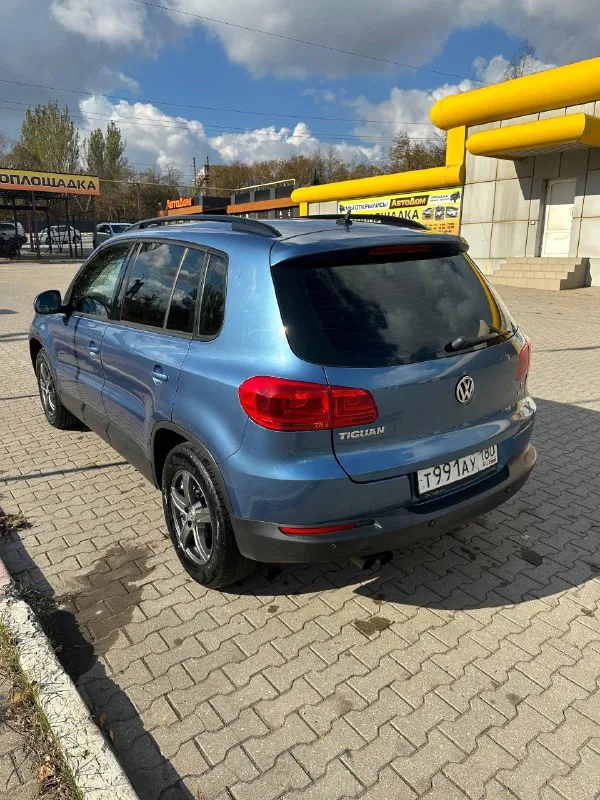 Срочно продам volkswagen tiguan, 2012 г. , 1.4л tsi. пробег: 243 000 км. акп dsg, работает плавно, без пинков. мотор работает ровно, обслуживался регулярно. автомобиль в хорошем состоянии. ходовая полностью обслужена, ничего не стучит, колодки/тормозные диски поменяны в круг. салон чистый, ухоженный. автотека зеленая!! комплектация: электро-регулировка зеркал с подогревом и складыванием, мультируль, датчик света/дождя, двузонный климат контроль, подогревы сидений, auto-hold, электроручник, задние парктроники, abs, esp, омыватель фар. плюсом второй комплект резины. владею три года и оформлена на меня! цена: 1 200 000 руб. осмотр г. горловка телефон: +7 949 313-13-32 - фотография - 7
