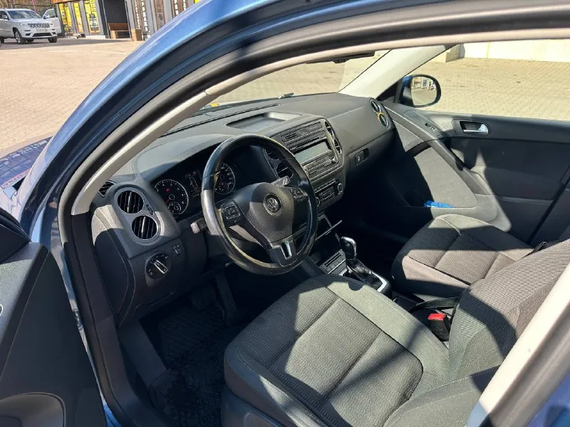 Срочно продам volkswagen tiguan, 2012 г. , 1.4л tsi. пробег: 243 000 км. акп dsg, работает плавно, без пинков. мотор работает ровно, обслуживался регулярно. автомобиль в хорошем состоянии. ходовая полностью обслужена, ничего не стучит, колодки/тормозные диски поменяны в круг. салон чистый, ухоженный. автотека зеленая!! комплектация: электро-регулировка зеркал с подогревом и складыванием, мультируль, датчик света/дождя, двузонный климат контроль, подогревы сидений, auto-hold, электроручник, задние парктроники, abs, esp, омыватель фар. плюсом второй комплект резины. владею три года и оформлена на меня! цена: 1 200 000 руб. осмотр г. горловка телефон: +7 949 313-13-32 - фотография - 8