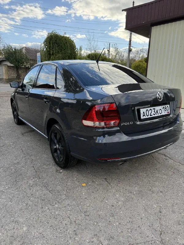 Продам volkswagen polo 2016 года, 1,6 автомат, пробег 179 тысяч (подтверждённый), ходовая как мячик, кондиционер работает как надо, два комплекта резины и очень ухоженный автомобиль. цена 950т, торг при осмотре. осмотр макеевка. +79495080878 - фотография - 2