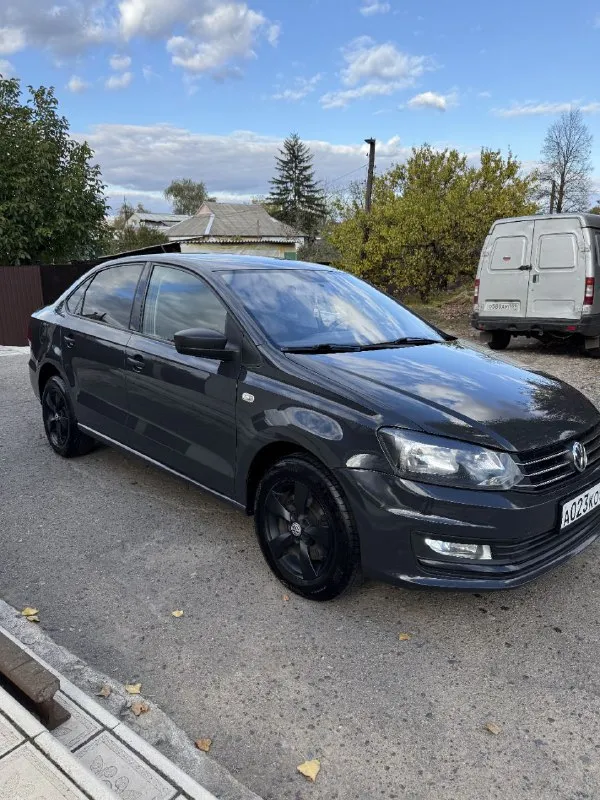 Продам volkswagen polo 2016 года, 1,6 автомат, пробег 179 тысяч (подтверждённый), ходовая как мячик, кондиционер работает как надо, два комплекта резины и очень ухоженный автомобиль. цена 950т, торг при осмотре. осмотр макеевка. +79495080878 - фотография - 3