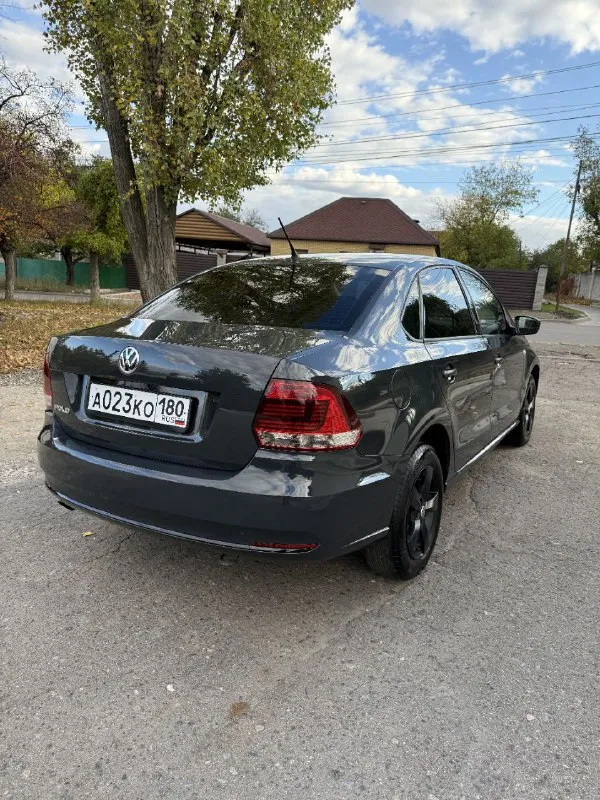 Продам volkswagen polo 2016 года, 1,6 автомат, пробег 179 тысяч (подтверждённый), ходовая как мячик, кондиционер работает как надо, два комплекта резины и очень ухоженный автомобиль. цена 950т, торг при осмотре. осмотр макеевка. +79495080878 - фотография - 4