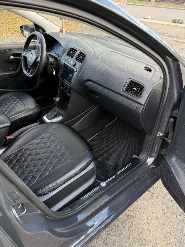 Продам volkswagen polo 2016 года, 1,6 автомат, пробег 179 тысяч (подтверждённый), ходовая как мячик, кондиционер работает как надо, два комплекта резины и очень ухоженный автомобиль. цена 950т, торг при осмотре. осмотр макеевка. +79495080878 - фотография - 7