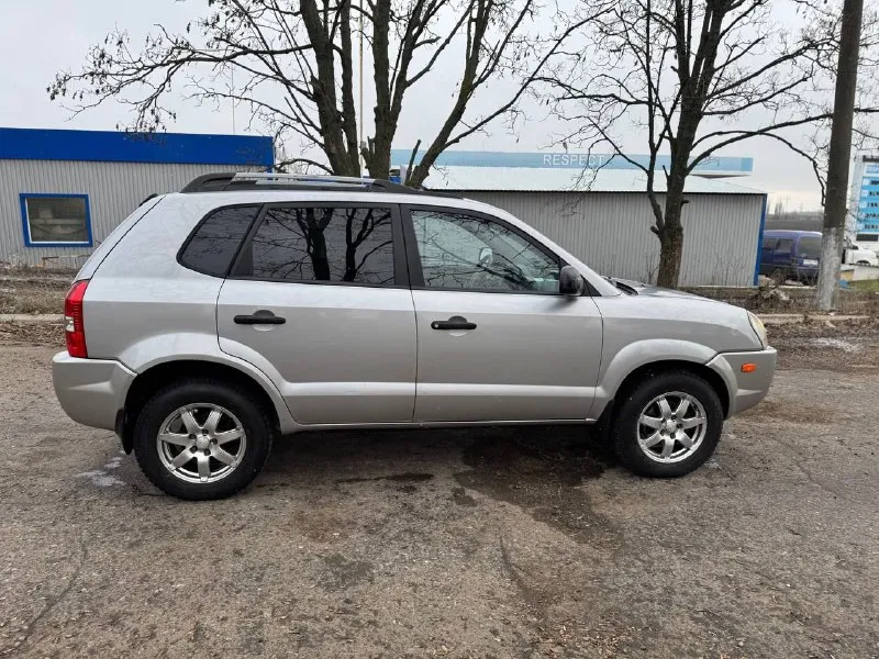 🚗 💰продам автомобиль💰🚀 hyundai tucson ▶️ ❗️пробег 96 тыс❗️ 😱 ▶️ год выпуска: 2004 г. ▶️обьем 2.0 ❗️❗️ акпп ❗️✅ бережное использование, есть автотека по запросу. 🔥 автомобиль в отличной комплектации: • кондиционер работает ❗️ • полный стеклопакет • легкосплавные диски + новая зимняя резина. ❗предоставлю видео обзор по требованию! 🏛 юридически автомобиль чист, без штрафов и запретов! уже на 180 регионе 🏢 осмотр в г. амвросиевка или по договорённости в любом городе. доставка в любой город л-днр ☎ телефон для связи: +79493391770 +79490789890 телеграмм, мах. вацап на номере. телефон включен всегда! 💰 цена 870.000 тысяч рублей. торг возможен но не желателен 😜 - фотография - 4