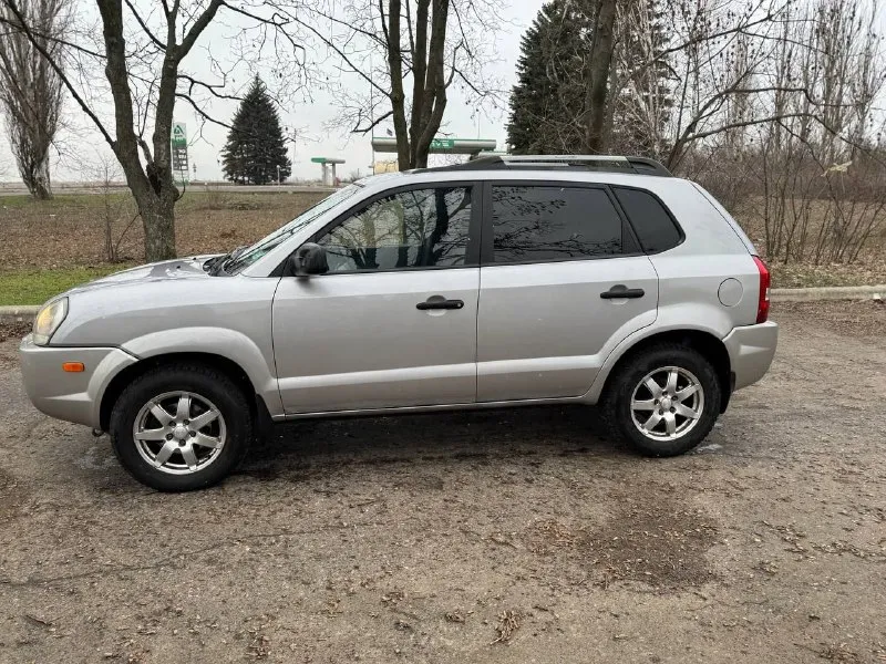 🚗 💰продам автомобиль💰🚀 hyundai tucson ▶️ ❗️пробег 96 тыс❗️ 😱 ▶️ год выпуска: 2004 г. ▶️обьем 2.0 ❗️❗️ акпп ❗️✅ бережное использование, есть автотека по запросу. 🔥 автомобиль в отличной комплектации: • кондиционер работает ❗️ • полный стеклопакет • легкосплавные диски + новая зимняя резина. ❗предоставлю видео обзор по требованию! 🏛 юридически автомобиль чист, без штрафов и запретов! уже на 180 регионе 🏢 осмотр в г. амвросиевка или по договорённости в любом городе. доставка в любой город л-днр ☎ телефон для связи: +79493391770 +79490789890 телеграмм, мах. вацап на номере. телефон включен всегда! 💰 цена 870.000 тысяч рублей. торг возможен но не желателен 😜 - фотография - 5