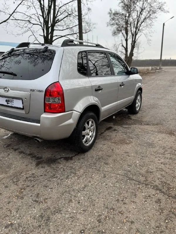 🚗 💰продам автомобиль💰🚀 hyundai tucson ▶️ ❗️пробег 96 тыс❗️ 😱 ▶️ год выпуска: 2004 г. ▶️обьем 2.0 ❗️❗️ акпп ❗️✅ бережное использование, есть автотека по запросу. 🔥 автомобиль в отличной комплектации: • кондиционер работает ❗️ • полный стеклопакет • легкосплавные диски + новая зимняя резина. ❗предоставлю видео обзор по требованию! 🏛 юридически автомобиль чист, без штрафов и запретов! уже на 180 регионе 🏢 осмотр в г. амвросиевка или по договорённости в любом городе. доставка в любой город л-днр ☎ телефон для связи: +79493391770 +79490789890 телеграмм, мах. вацап на номере. телефон включен всегда! 💰 цена 870.000 тысяч рублей. торг возможен но не желателен 😜 - фотография - 8