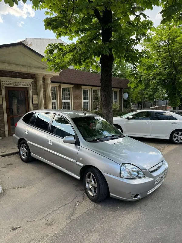 Продаю kia rio 2004 на автомате
Предлагаю вашему вниманию kia rio в хорошем для своих лет состоянии. Автомобиль оборудован всеми необходимыми удобствами для комфортной и надежной езды.
Основные характеристики:
- Пробег: 240 000 км
- 1.5: Двигатель работает прекрасно, масло не расходует
- Кузов: красивый внешний вид, все стекла оригинальные (есть трещина на лобовом), пороги и днище не ржавые, не гнилые
- Новая зимняя резина
- Ходовая в хорошем состоянии
Комплектация:
- Кондиционер: полностью функционирует
- 4 Электрических стеклоподъемника: для удобного управления окнами
- Электро зеркала: с легкостью регулируются для идеального обзора
- Обогрев заднего стекла
Цена: 600 000 рублей, возможен торг. Луганск : +79592271821
Звонить с 17:00 до 21:00
📞 Звоните: +7(959)2271821 - фотография - 2