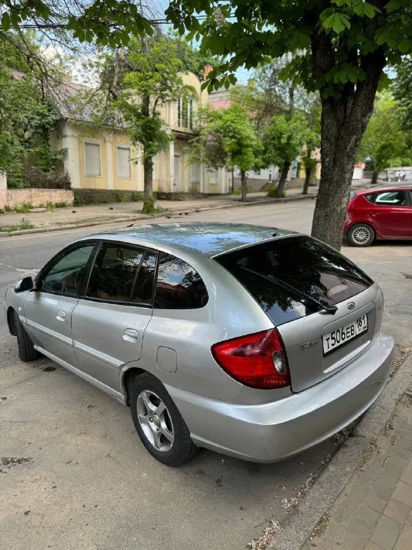 Продаю kia rio 2004 на автомате
Предлагаю вашему вниманию kia rio в хорошем для своих лет состоянии. Автомобиль оборудован всеми необходимыми удобствами для комфортной и надежной езды.
Основные характеристики:
- Пробег: 240 000 км
- 1.5: Двигатель работает прекрасно, масло не расходует
- Кузов: красивый внешний вид, все стекла оригинальные (есть трещина на лобовом), пороги и днище не ржавые, не гнилые
- Новая зимняя резина
- Ходовая в хорошем состоянии
Комплектация:
- Кондиционер: полностью функционирует
- 4 Электрических стеклоподъемника: для удобного управления окнами
- Электро зеркала: с легкостью регулируются для идеального обзора
- Обогрев заднего стекла
Цена: 600 000 рублей, возможен торг. Луганск : +79592271821
Звонить с 17:00 до 21:00
📞 Звоните: +7(959)2271821 - фотография - 3