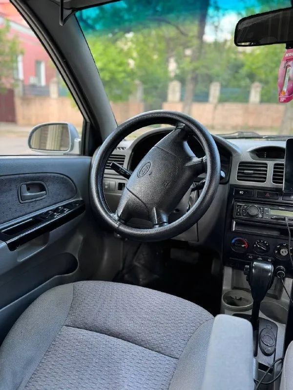 Продаю kia rio 2004 на автомате
Предлагаю вашему вниманию kia rio в хорошем для своих лет состоянии. Автомобиль оборудован всеми необходимыми удобствами для комфортной и надежной езды.
Основные характеристики:
- Пробег: 240 000 км
- 1.5: Двигатель работает прекрасно, масло не расходует
- Кузов: красивый внешний вид, все стекла оригинальные (есть трещина на лобовом), пороги и днище не ржавые, не гнилые
- Новая зимняя резина
- Ходовая в хорошем состоянии
Комплектация:
- Кондиционер: полностью функционирует
- 4 Электрических стеклоподъемника: для удобного управления окнами
- Электро зеркала: с легкостью регулируются для идеального обзора
- Обогрев заднего стекла
Цена: 600 000 рублей, возможен торг. Луганск : +79592271821
Звонить с 17:00 до 21:00
📞 Звоните: +7(959)2271821 - фотография - 4