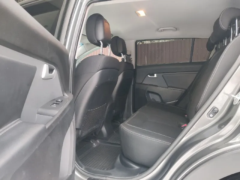 Kia sportage
Год выпуска - 2012
Пробег - 116.300км
Двигатель - 2.0 бензин
Кпп - механика
Автомобиль в прекрасном состоянии за все время эксплуатации 1 собственник пробег 116.300 оригинальный 💯% мотор работает как часики масло не расходует долговечная механическая коробка передач без нареканий отличное сочетаение с 2.0л бензиновым мотором ходовая часть плотная без посторонних шумов едет бодро кузов без вмятин и царапин заводском окрасе в дтп не участвовал дно пороги стаканы все целое чистый опрятный салон хорошая комплектация подогрев всех сидений зеркал/заднего стекла микро климат эл зеркала 4эл стеклоподъёмники мульти руль круиз контроль складывание зеркал датчик света/дождя abs ebd esp и. Т. Д юридически кристально чист 1 собственник 2 ключа любое оформление в мрэо учёт рф цена 1.220т. Р осмотр г донецк
+79494937644 - фотография - 7