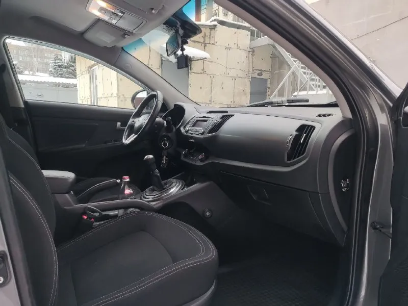 Kia sportage
Год выпуска - 2012
Пробег - 116.300км
Двигатель - 2.0 бензин
Кпп - механика
Автомобиль в прекрасном состоянии за все время эксплуатации 1 собственник пробег 116.300 оригинальный 💯% мотор работает как часики масло не расходует долговечная механическая коробка передач без нареканий отличное сочетаение с 2.0л бензиновым мотором ходовая часть плотная без посторонних шумов едет бодро кузов без вмятин и царапин заводском окрасе в дтп не участвовал дно пороги стаканы все целое чистый опрятный салон хорошая комплектация подогрев всех сидений зеркал/заднего стекла микро климат эл зеркала 4эл стеклоподъёмники мульти руль круиз контроль складывание зеркал датчик света/дождя abs ebd esp и. Т. Д юридически кристально чист 1 собственник 2 ключа любое оформление в мрэо учёт рф цена 1.220т. Р осмотр г донецк
+79494937644 - фотография - 9