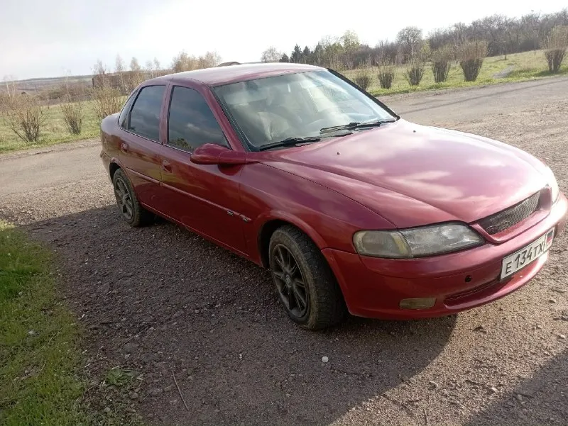 Продам opel вектра б 2.5 v6! 1997г. в. коробка механика, е4.титаны на зимней 15 резине! есть пару мо... - фотография