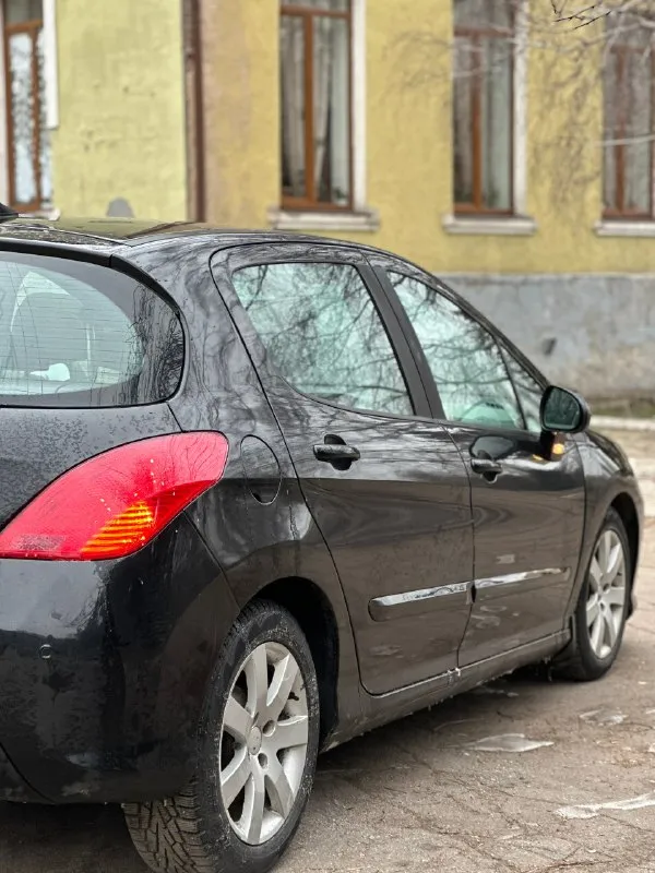 Peugeot 308 🦁 1.6 2008г. ат ( автомат ) пробег: 111.000км ( родной ) 2 владельца❗️ в самой богатой комплектации: белый тканевый салон, панорамная крыша, климат многозонный, подогревы передних сидений, автоматическое складывание боковых зеркал( при открытие/закрытие авто ) 4эл. стеклоподъемника, хорошая запаска + домкрат зимняя резина cordiant на литых дисках автомобиль полностью оцинкованный цена автомобиля: 520.000 рублей ( торг приветствуется у капота ) +79494095214 г. макеевка 📞 звоните: +7(949)4095214 - фотография - 10