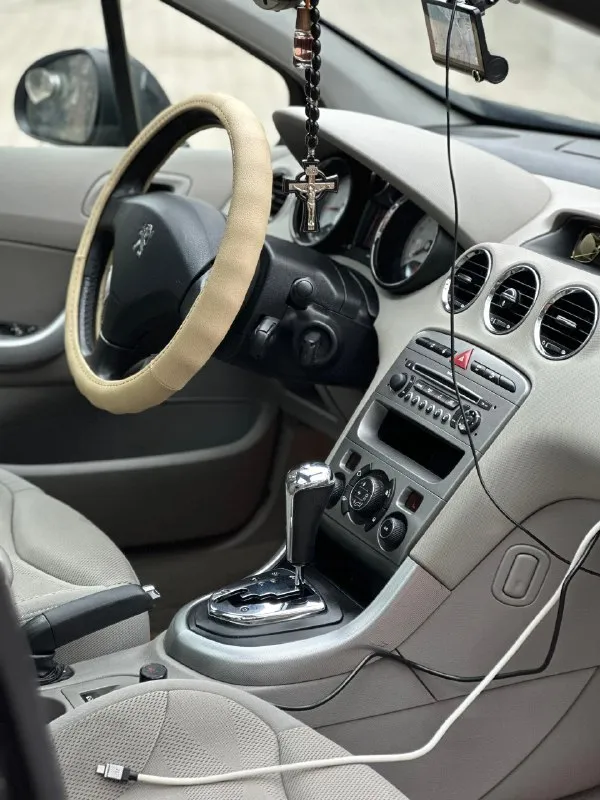 Peugeot 308 🦁 1.6 2008г. ат ( автомат ) пробег: 111.000км ( родной ) 2 владельца❗️ в самой богатой комплектации: белый тканевый салон, панорамная крыша, климат многозонный, подогревы передних сидений, автоматическое складывание боковых зеркал( при открытие/закрытие авто ) 4эл. стеклоподъемника, хорошая запаска + домкрат зимняя резина cordiant на литых дисках автомобиль полностью оцинкованный цена автомобиля: 520.000 рублей ( торг приветствуется у капота ) +79494095214 г. макеевка 📞 звоните: +7(949)4095214 - фотография - 3