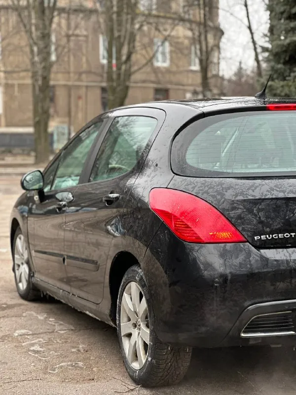 Peugeot 308 🦁 1.6 2008г. ат ( автомат ) пробег: 111.000км ( родной ) 2 владельца❗️ в самой богатой комплектации: белый тканевый салон, панорамная крыша, климат многозонный, подогревы передних сидений, автоматическое складывание боковых зеркал( при открытие/закрытие авто ) 4эл. стеклоподъемника, хорошая запаска + домкрат зимняя резина cordiant на литых дисках автомобиль полностью оцинкованный цена автомобиля: 520.000 рублей ( торг приветствуется у капота ) +79494095214 г. макеевка 📞 звоните: +7(949)4095214 - фотография - 5