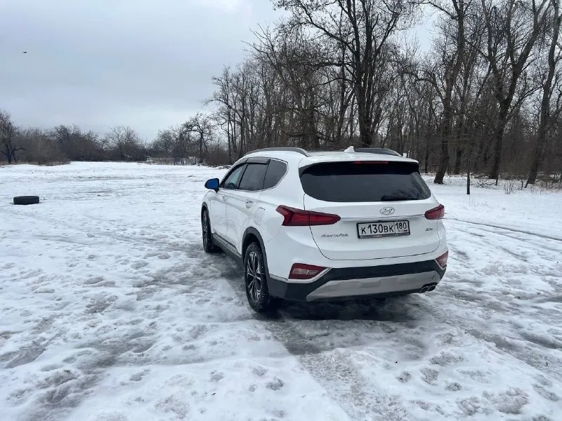 Продам hyundai santa fe 2019г. , передний привод, 2.0 170л. с. пробег 109 тыс. км +79493376210 машина для корейского рынка, я первый владелец по россии. комплектация пред максимальная: 2 ключа, 2 комплекта хорошей резины, (2 комплект на дисках), спереди поклеена атермальная тонировка, удержание в полосе, дистроник, датчик от столкновений, датчики слепых зон, авто холд, датчик света, дождя, подогрев руля, подогрев всех сидений, обдув передних сидений, панорама. расход 7-8 л. цена 3.2млн. руб. торг 📞 звоните: +7(949)3376210 - фотография - 7