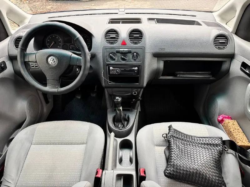 Volkswagen caddy 2008 года выпуска 1.6 бензин пассажир 233.000 км пробег механика состояние идеальное без вложений вся обслужена авто не бито все стекла заводские состояние огонь цена:800.000₽ без торга все интересующиеся вопросы по тел отвечу либо при встречи +79493829905 - фотография - 6