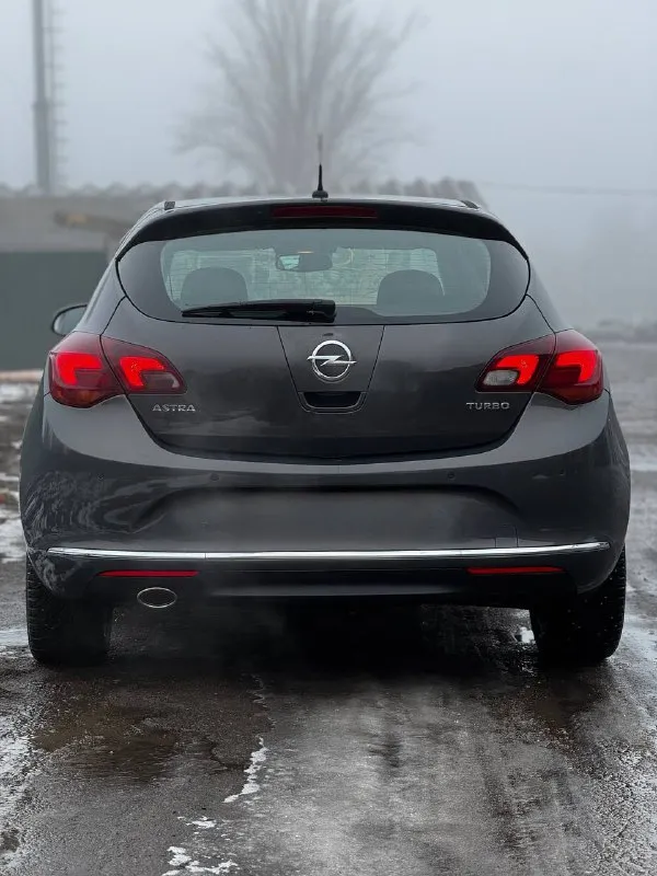 Opel astra j 2012 at 1.4 turbo авто в идеальном состоянии салон как в новом автомобиле оригинальный пробег 155 т. км все стекла родные богатая комплектация подогревы сидений/руля/зеркал/форсунок омывателя двухзонный климат-контроль хорошая штатная музыка круиз-контроль задний парктроник комбинированный салон кожа/ткань датчик света и дождя електропривод сидений на авто стоит хорошая зимняя резина nokian в комплекте летняя резина michelin также 3 комплекта ковриков штатная амбиентная подсветка на 150 тыс. км произведено большое то!!! цена 795 тыс. руб. торг у капота! тг вотсап +79493811593 звоните +79495082418 - фотография - 3