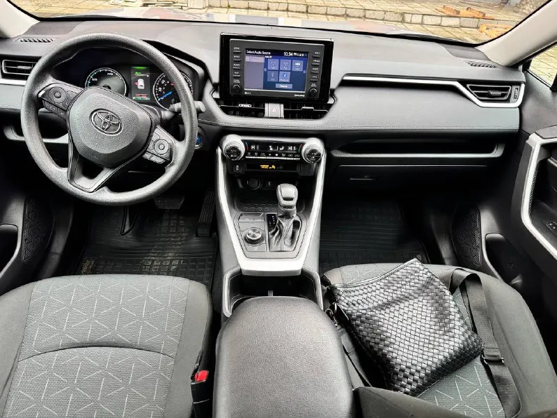 Продам toyota rav4 hybrid xle 2022 года я собственник с двигателем 2.5 бензин hybrid динамичный и экономичный, три режима езды, , сенсорный монитор большой датчик света, подогрев зеркал -bluetooth в хорошей комплектации автомобиль в отличном состоянии. хороший торг реальному покупателю 77.000 пробег родной возможно продажа в кредит возможен обмен 3.250.000₽ без торга 4t3rwrfv8nu067638 📱+7(949) 382-99-05 📍г. донецк - фотография - 5
