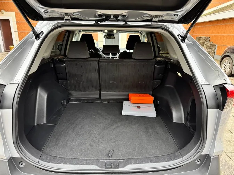 Продам toyota rav4 hybrid xle 2022 года я собственник с двигателем 2.5 бензин hybrid динамичный и экономичный, три режима езды, , сенсорный монитор большой датчик света, подогрев зеркал -bluetooth в хорошей комплектации автомобиль в отличном состоянии. хороший торг реальному покупателю 77.000 пробег родной возможно продажа в кредит возможен обмен 3.250.000₽ без торга 4t3rwrfv8nu067638 📱+7(949) 382-99-05 📍г. донецк - фотография - 7