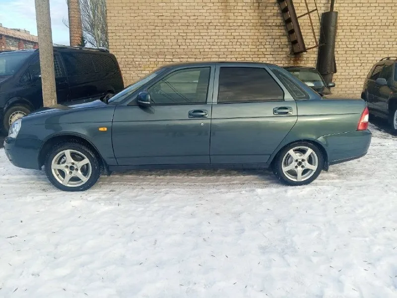 🚗 продам ваз priora 2008 года ухоженная и живая машина для своих лет. едет уверенно и бодро, двигатель работает ровно, без посторонних звуков. коробка передач в хорошем состоянии — все передачи включаются чётко, без хрустов и вылетов. 🛠️ кузов и днище: пороги переварены и сделаны аккуратно. стаканы спереди и сзади целые, в отличном состоянии. днище живое, без гнили и дыр. на капоте есть небольшие рыжики, мелкие и почти незаметные. 🚙 оснащение и комфорт: —электро усилитель руля — колёса r15 на зимней резине — машина без колхоза, всё штатно 📊 пробег: 220 000 км 💰 цена: 320 000 ₽ 🔥 очень хороший торг при осмотре для реального покупателя автомобиль без срочных вложений, сел и поехал. отличный вариант на каждый день, надёжный и неприхотливый. 📞 звоните или пишите — с радостью покажу автомобиль. телефон +7 949 469 90 62 г. снежное 📞 звоните: +7(949)4699062 - фотография - 2