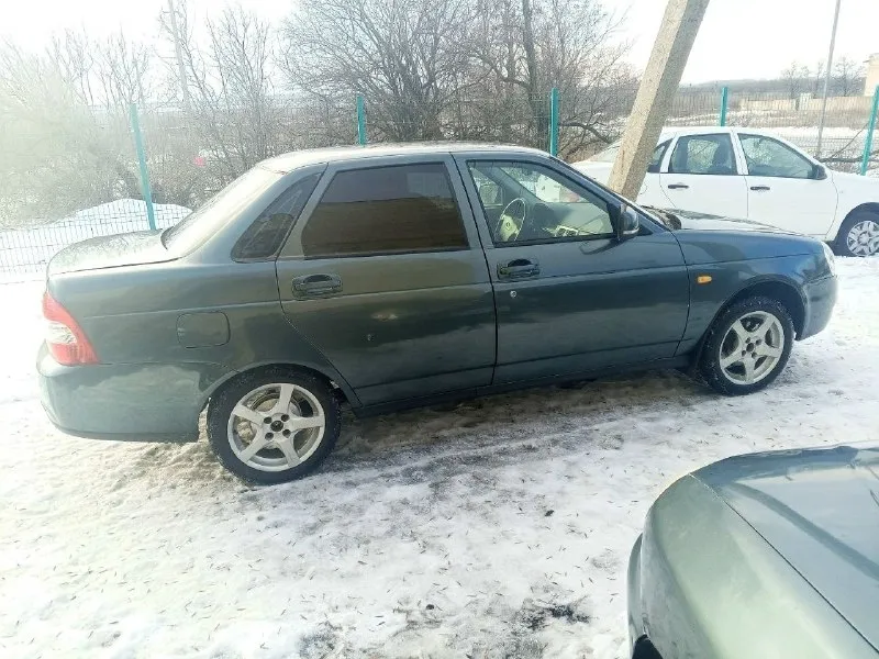 🚗 продам ваз priora 2008 года ухоженная и живая машина для своих лет. едет уверенно и бодро, двигатель работает ровно, без посторонних звуков. коробка передач в хорошем состоянии — все передачи включаются чётко, без хрустов и вылетов. 🛠️ кузов и днище: пороги переварены и сделаны аккуратно. стаканы спереди и сзади целые, в отличном состоянии. днище живое, без гнили и дыр. на капоте есть небольшие рыжики, мелкие и почти незаметные. 🚙 оснащение и комфорт: —электро усилитель руля — колёса r15 на зимней резине — машина без колхоза, всё штатно 📊 пробег: 220 000 км 💰 цена: 320 000 ₽ 🔥 очень хороший торг при осмотре для реального покупателя автомобиль без срочных вложений, сел и поехал. отличный вариант на каждый день, надёжный и неприхотливый. 📞 звоните или пишите — с радостью покажу автомобиль. телефон +7 949 469 90 62 г. снежное 📞 звоните: +7(949)4699062 - фотография - 3