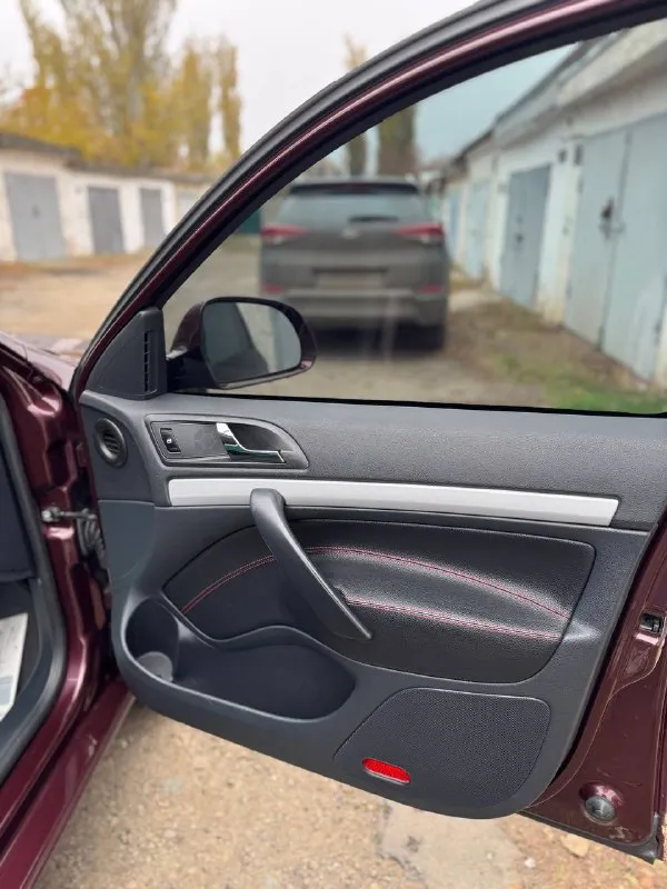 В продаже skoda octavia a5 (2012 г) 1.6 механика. 141.000 оригинального пробега✅ 1 хозяин. ( машина местная, не пригон ) стоит газ. оборудование ✅ автомобиль в идеальном состоянии как внешне, так и внутри. машина отполированна, нанесена керамика ✅ недавно была сделана полностью ходовая часть. за машиной ухаживали, денег не жалели. кожаный салон в идеальном состоянии. работает абсолютно все. двигатель на 5+, коробка без замечаний, ходовая 5+ ✅ в машине стоит планшет teyes, 2 комплекта ковриков в подарок. 2 комплекта колес. резина зима новая, лето на литье. авто прошло полное т/о по машине делать абсолютно ничего не нужно, сел - поехал. цена: 1.135.000 рублей. продаю в связи с покупкой нового авто. звонить по номеру +79496072294 ( если недоступен telegram, whatsapp по этому номеру 📱) 🤝 📲 tg: @valut777 📞 звоните: +7(949)6072294 - фотография - 3