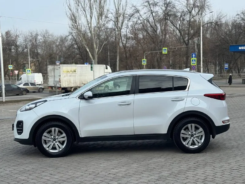 Продам kna sportage 2018 2.0автомат в идеальном состоянии без вложений 1хозяин за всю жизнь вся обслуженая мотор коробка 198.000пробега родного два комплекта ключей 4подёмника 4подогрева подогрев руля мульти руль новы блины колодки стойки автомобиль на твёрдую петерку готов к любым проверкам сигнализация авто запуском в машине не курили за машиной следили все остальные вопросы по телефону звоните в любое время !! +7949-467-65-94 цена 1.950.000 торг - фотография - 2