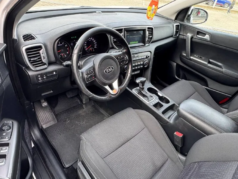 Продам kna sportage 2018 2.0автомат в идеальном состоянии без вложений 1хозяин за всю жизнь вся обслуженая мотор коробка 198.000пробега родного два комплекта ключей 4подёмника 4подогрева подогрев руля мульти руль новы блины колодки стойки автомобиль на твёрдую петерку готов к любым проверкам сигнализация авто запуском в машине не курили за машиной следили все остальные вопросы по телефону звоните в любое время !! +7949-467-65-94 цена 1.950.000 торг - фотография - 9