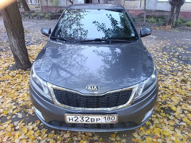 Kia rio 3,1.6, 2013г. пробег 230 000 км птс, без дтп, в родном окрасе. бортовой компьютер, климат контроль, центральный замок, мультируль, обогрев передних сидений, обогрев руля-лобового, заднего стекла и зеркал. эл. регулировка зеркал, электростеклоподъёмники, подушки безопасности, два ключа. сигнализация starline с автозапуском. магнитола teyes cc3, хорошая музыка. без ржавчины рыжиков и т. д. кузов в отличном состоянии. все стекла оригинальные, включая лобовое. ходовая без стуков, скрипов, вложений не требует двигатель работает ровно, не троит, без ошибок. по дукументам все чисто. 180 регион. машиной владею 2 года. осмотр в г. горловка, 850 000руб. торг у капота. +79493155013. или тг. - фотография - 2