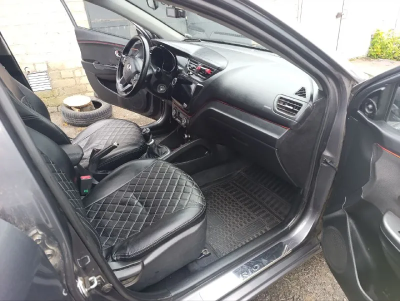 Kia rio 3,1.6, 2013г. пробег 230 000 км птс, без дтп, в родном окрасе. бортовой компьютер, климат контроль, центральный замок, мультируль, обогрев передних сидений, обогрев руля-лобового, заднего стекла и зеркал. эл. регулировка зеркал, электростеклоподъёмники, подушки безопасности, два ключа. сигнализация starline с автозапуском. магнитола teyes cc3, хорошая музыка. без ржавчины рыжиков и т. д. кузов в отличном состоянии. все стекла оригинальные, включая лобовое. ходовая без стуков, скрипов, вложений не требует двигатель работает ровно, не троит, без ошибок. по дукументам все чисто. 180 регион. машиной владею 2 года. осмотр в г. горловка, 850 000руб. торг у капота. +79493155013. или тг. - фотография - 8